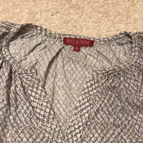 Loose blouse,size M, 3/4 sleeves w button closure - Picture 2 of 4